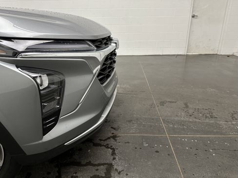 Used 2025 Chevrolet Trax LT w/ LT Convenience Package image 2