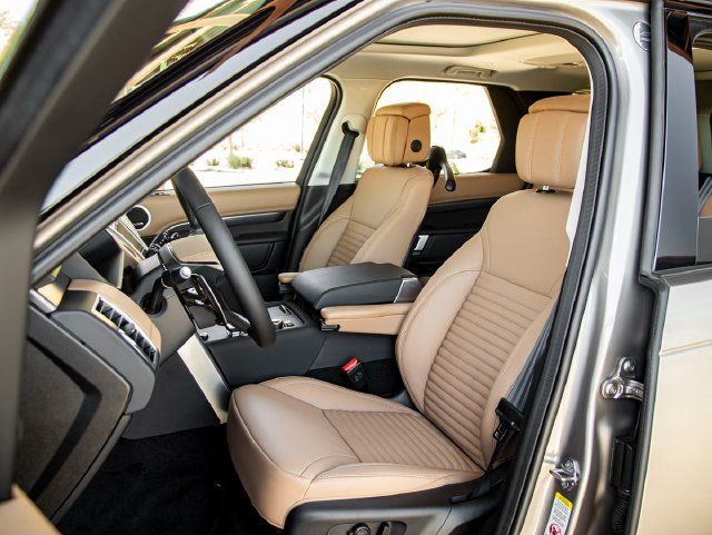 Used 2025 Land Rover Discovery Metropolitan Edition AWD/4WD image 13