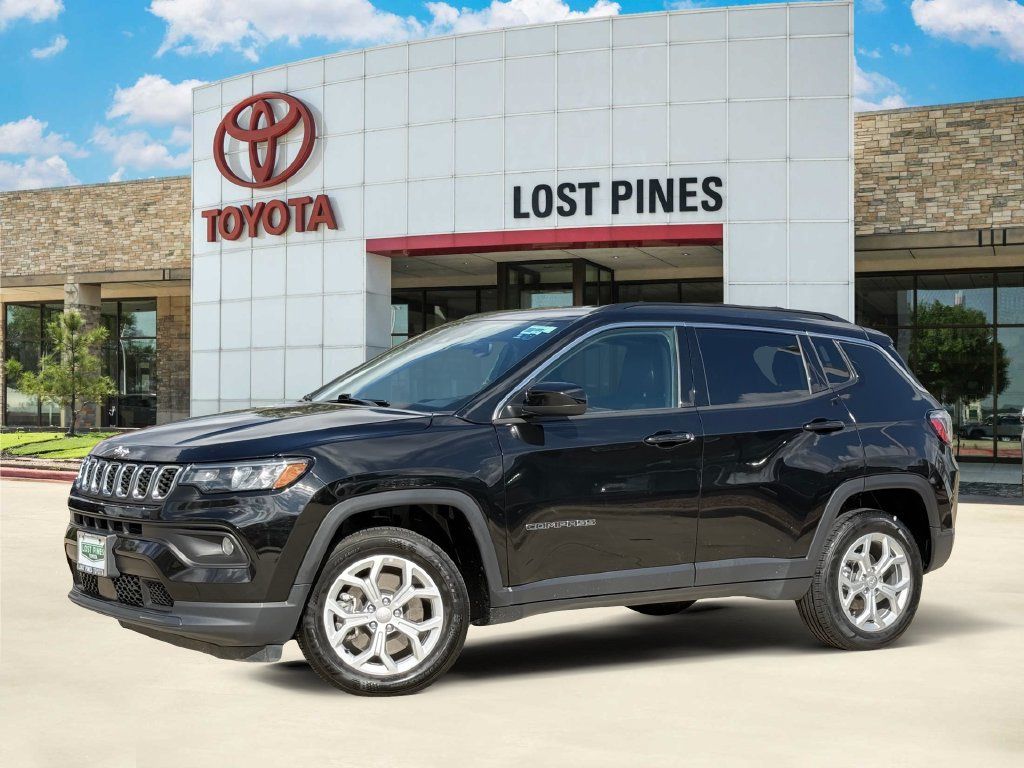 Used 2024 Jeep Compass Latitude AWD/4WD image 1