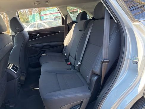 Used 2020 Kia Sorento LX image 8