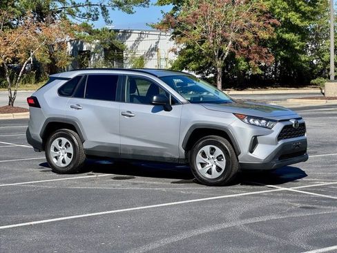Used 2021 Toyota RAV4 LE image 10