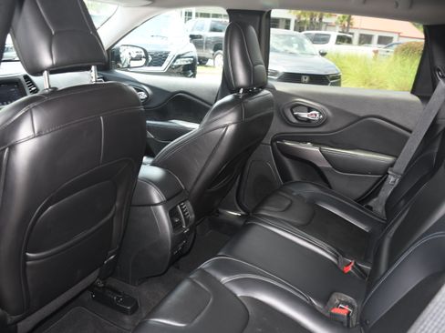 Used 2019 Jeep Cherokee Latitude Plus AWD/4WD image 14