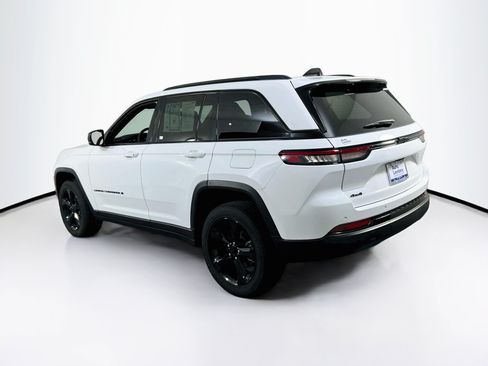 Used 2023 Jeep Grand Cherokee Altitude AWD/4WD image 7
