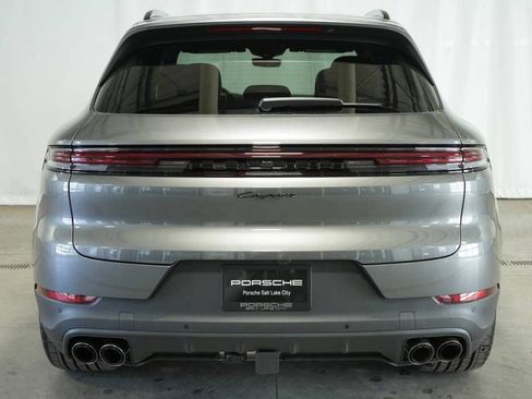 Certified 2025 Porsche Cayenne AWD/4WD image 12