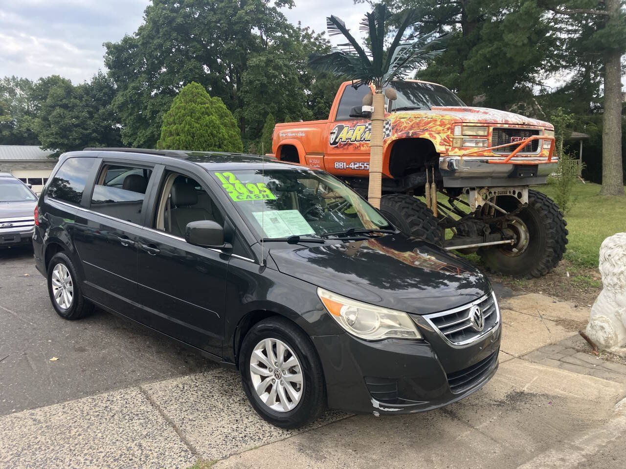 Used 2012 Volkswagen Routan SE FWD image 2