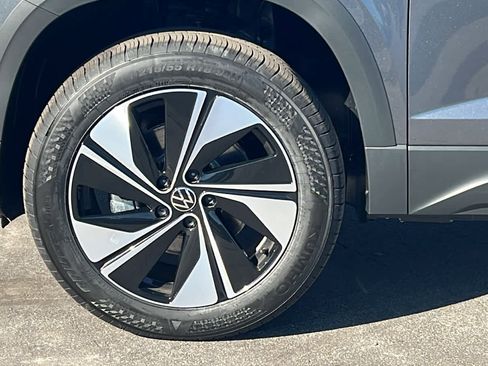 New 2026 Volkswagen Taos SE image 9