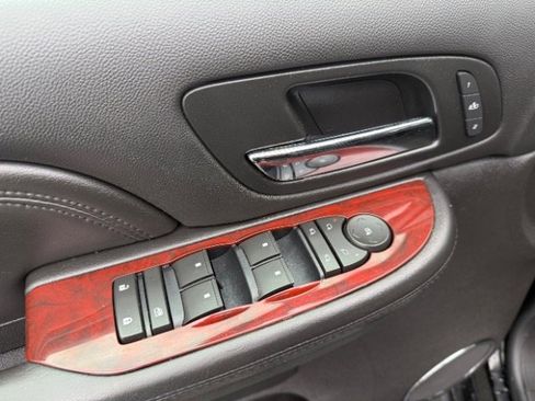 Used 2009 Cadillac Escalade w/ Ultra Luxury Collection image 20