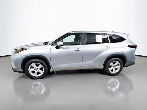 Used 2025 Toyota Highlander LE FWD image 9