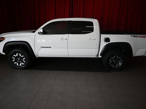 Certified 2017 Toyota Tacoma TRD Off-Road image 3