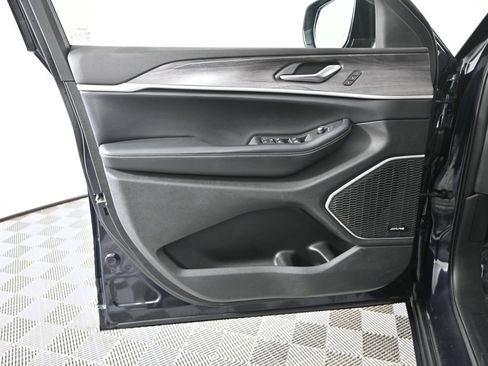 Used 2023 Jeep Grand Cherokee Limited w/ Luxury Tech Group II image 19