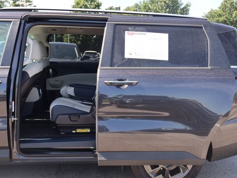 Used 2025 Kia Carnival EX FWD image 24
