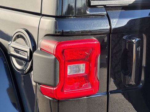 Used 2021 Jeep Wrangler Unlimited Sahara image 30