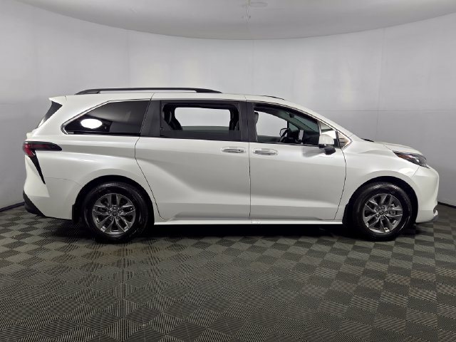 Used 2026 Toyota Sienna XLE FWD image 10