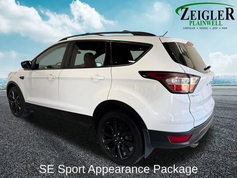 Used 2018 Ford Escape SE w/ SE Sport Appearance Package AWD/4WD image 3