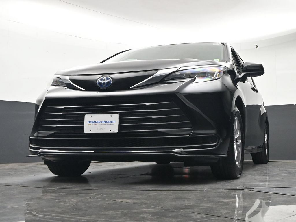 Used 2025 Toyota Sienna LE AWD/4WD image 32