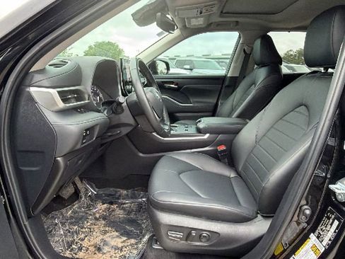 Certified 2024 Toyota Highlander XLE FWD image 16