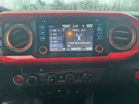 Used 2018 Toyota Tacoma TRD Sport w/ Technology Package image 18