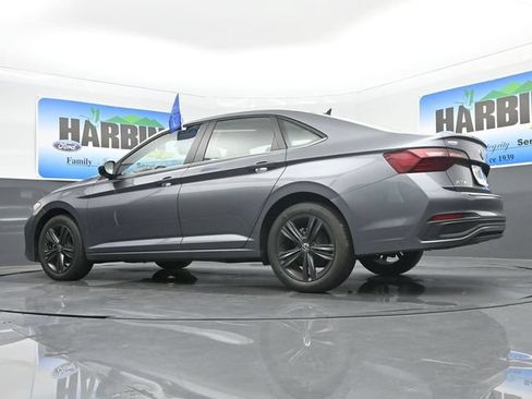Used 2024 Volkswagen Jetta SE FWD image 17