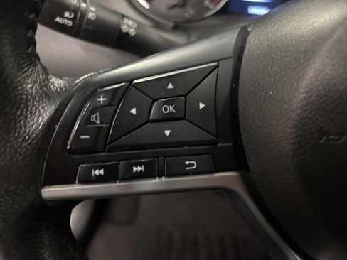 Used 2017 Nissan Rogue SV image 18