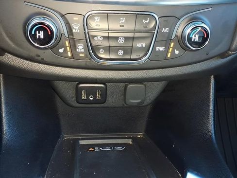 Used 2023 Chevrolet Traverse LT image 23