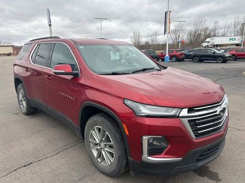 Used 2023 Chevrolet Traverse LT image 3