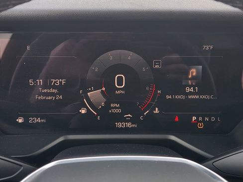 Used 2025 GMC Acadia Elevation image 17