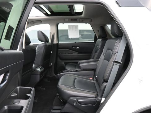 Used 2024 Nissan Pathfinder SL w/ SL Premium Package FWD image 17