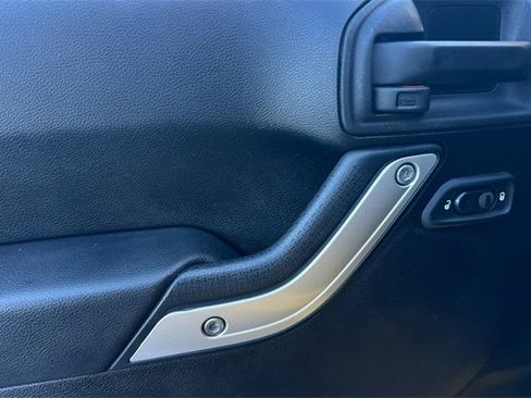 Used 2015 Jeep Wrangler Unlimited Sahara image 12