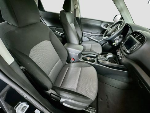 Used 2025 Kia Soul LX w/ LX Technology Package FWD image 29
