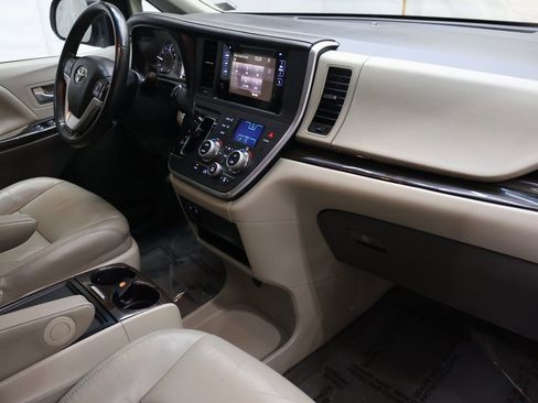 Used 2017 Toyota Sienna XLE image 10