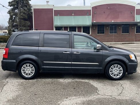 Used 2012 Chrysler Town & Country Limited w/ Luxury Group image 4