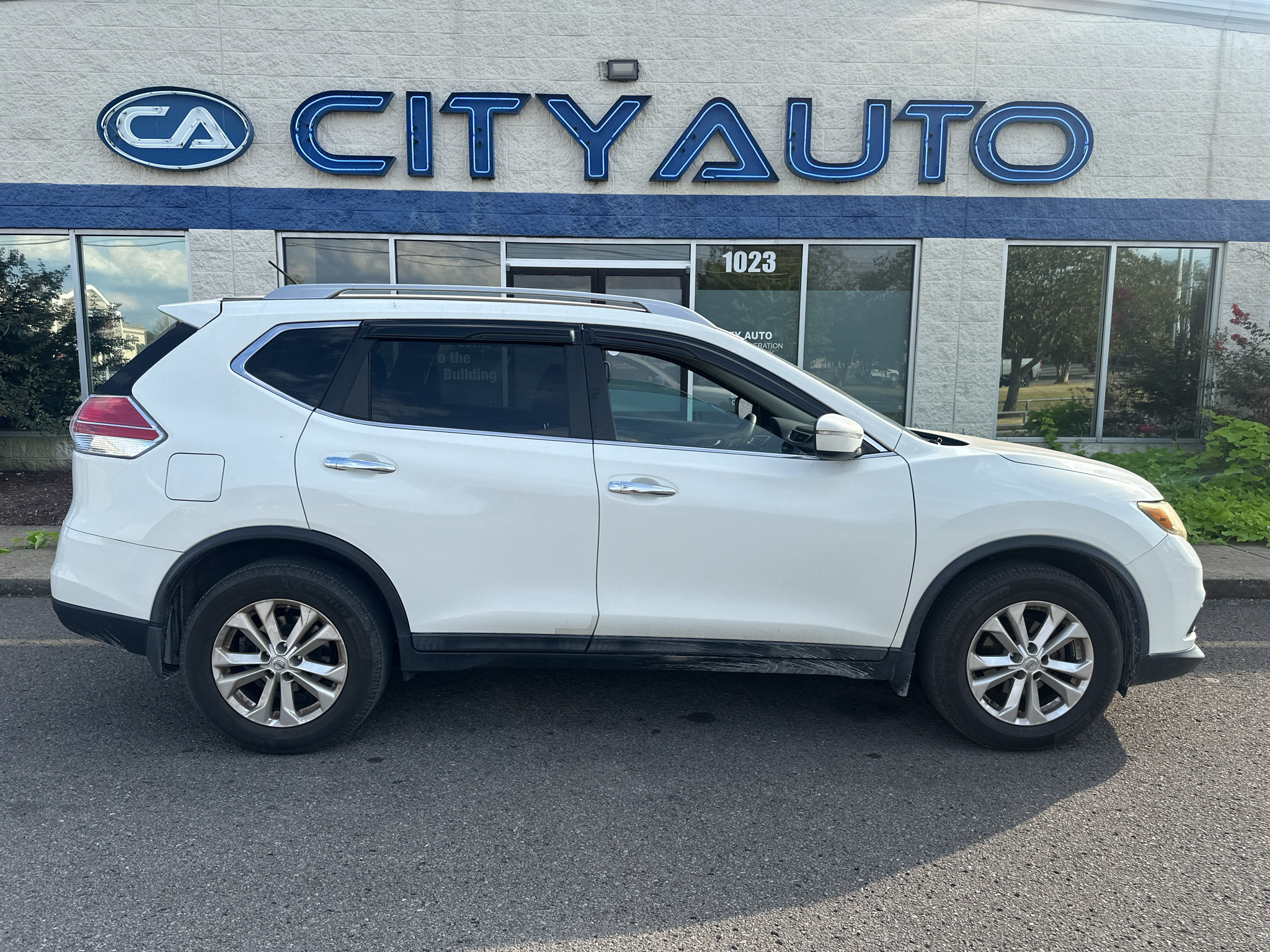 Used 2015 Nissan Rogue SV FWD image 3