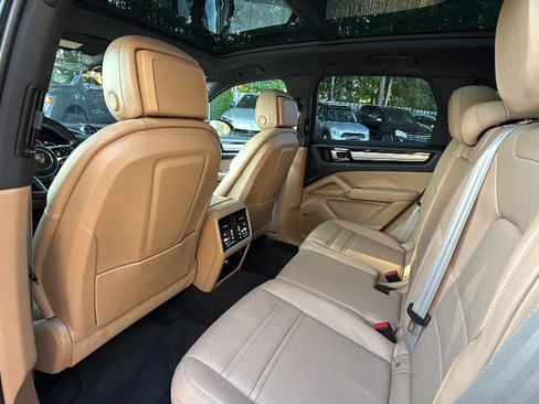 Used 2023 Porsche Cayenne Platinum Edition AWD/4WD image 23
