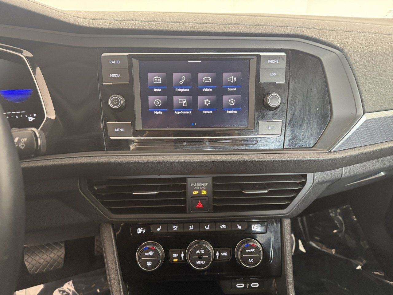 Used 2024 Volkswagen Jetta SE FWD image 19