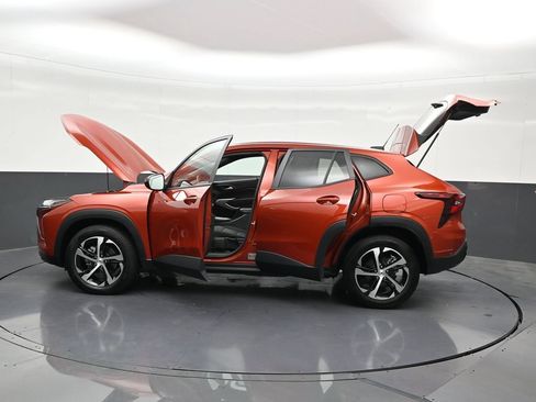 Used 2024 Chevrolet Trax RS FWD image 28