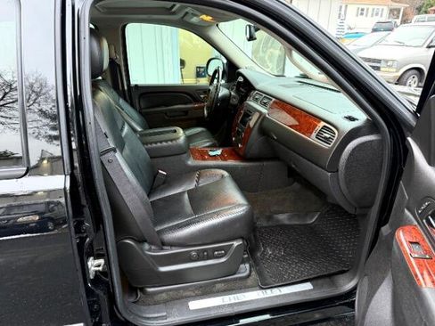 Used 2011 Chevrolet Avalanche LTZ image 13