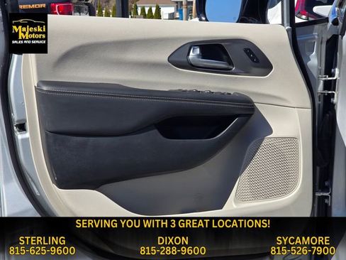 Used 2024 Chrysler Pacifica Touring-L image 22