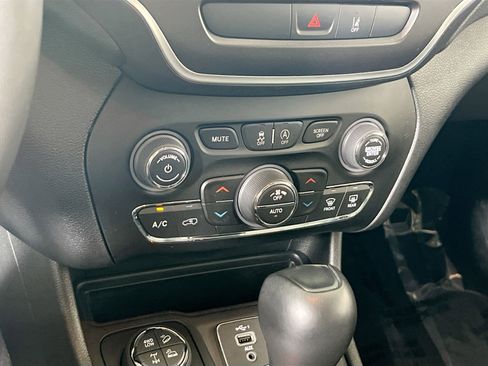 Used 2022 Jeep Cherokee Trailhawk w/ Sound & Nav Group image 16