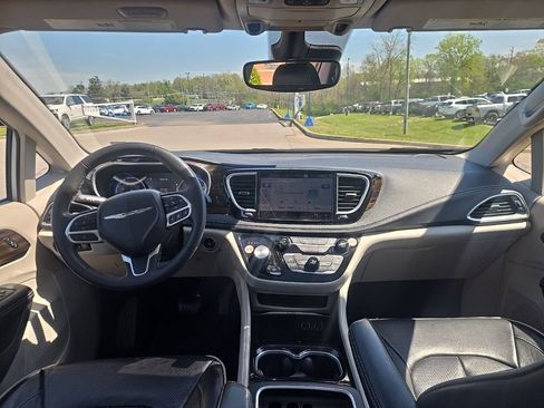 Used 2023 Chrysler Pacifica Limited image 5