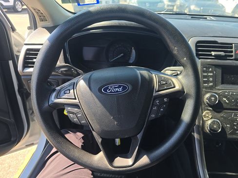 Used 2018 Ford Fusion SE FWD image 16