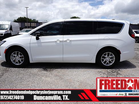 New 2027 Chrysler Pacifica Select FWD image 2