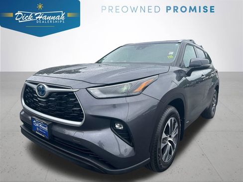 Used 2022 Toyota Highlander XLE AWD/4WD image 1