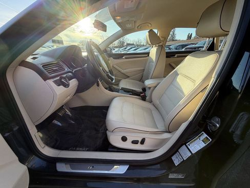 Used 2017 Volkswagen Passat 1.8T R-Line w/ R-Line Lighting Package image 10