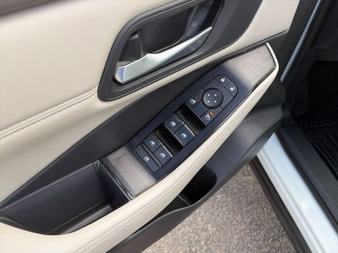 Used 2022 Nissan Rogue SV w/ SV Premium Package FWD image 17