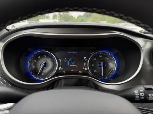 Used 2026 Chrysler Pacifica Select FWD image 16