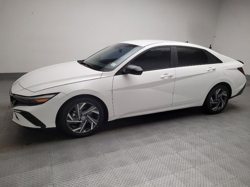 Used 2025 Hyundai Elantra Sport FWD image 2
