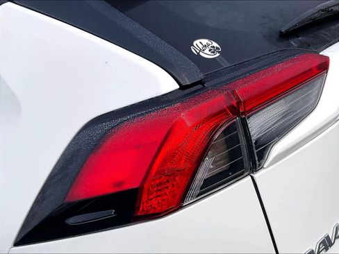 Used 2020 Toyota RAV4 XLE Premium image 30