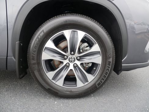 Used 2024 Toyota Highlander XLE image 11