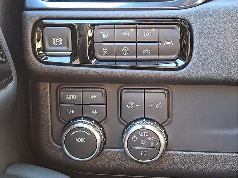 Used 2025 GMC Yukon AT4 w/ AT4 Premium Package image 24