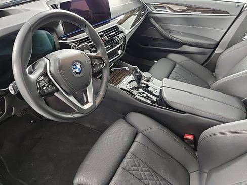 Used 2023 BMW 530e xDrive w/ Premium Package image 12
